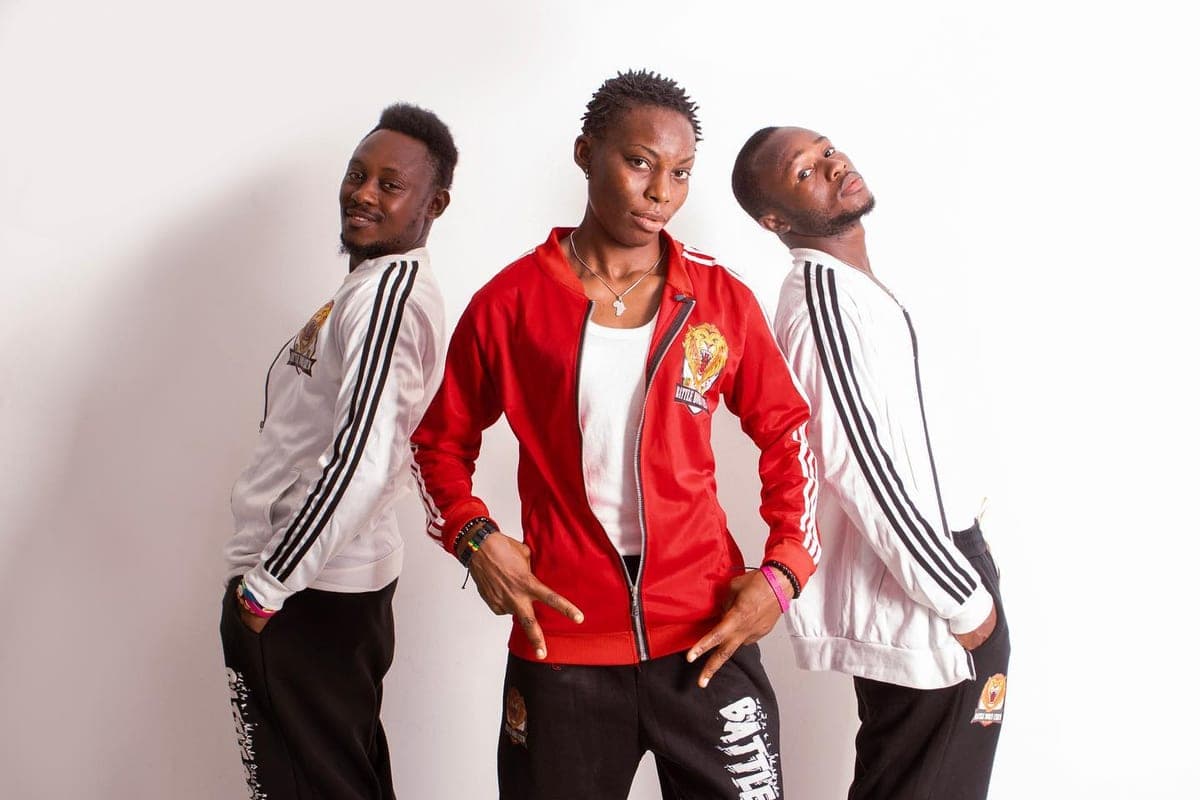 Un trio d'artistes du Summer Show, en studio.